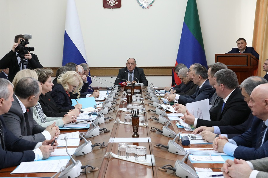 Под руководством Абдулмуслима Абдулмуслимова рассмотрели вопрос эффективности реализации мер социальной поддержки многодетных семей