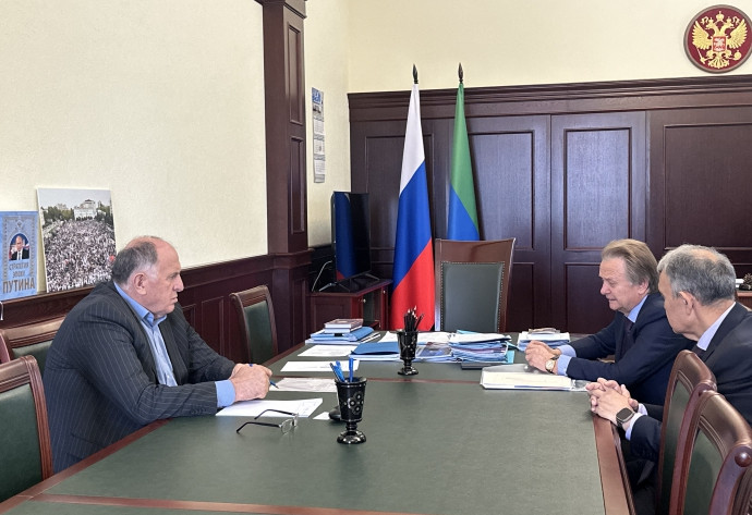 Абдулмуслим Абдулмуслимов провел встречу с гендиректором ОАО «Пушкинский текстиль» Владимиром Толочиком