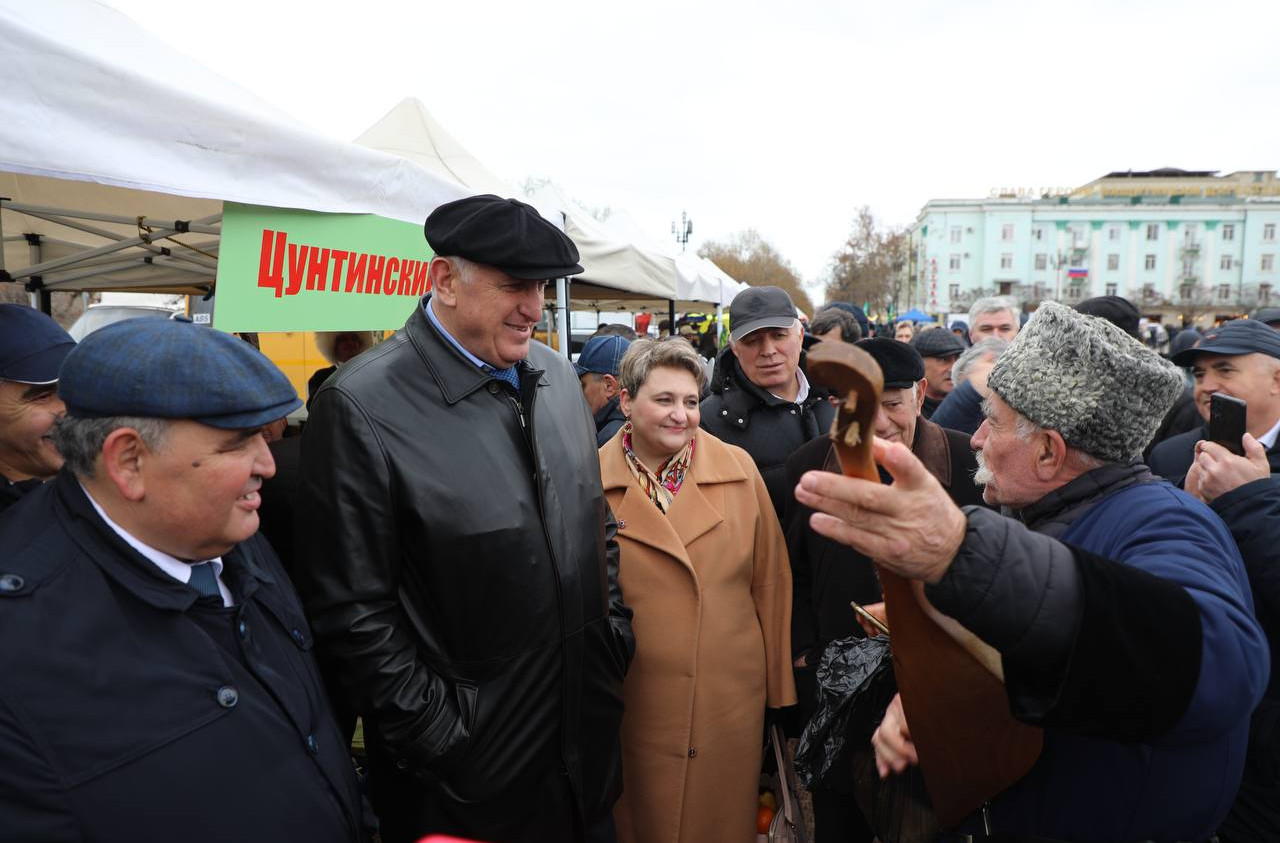 На центральной площади Махачкалы прошла сельскохозяйственная выставка-ярмарка