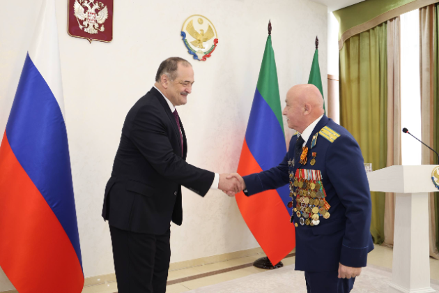 Сергей Меликов вручил государственные награды отличившимся дагестанцам