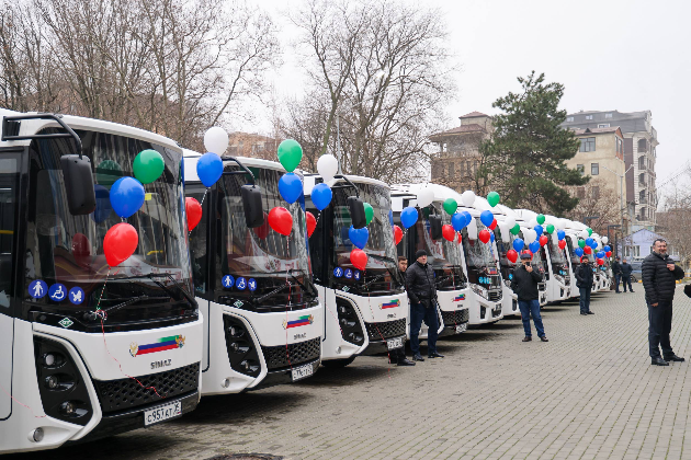 Сергей Меликов осмотрел новые пассажирские автобусы в Махачкале