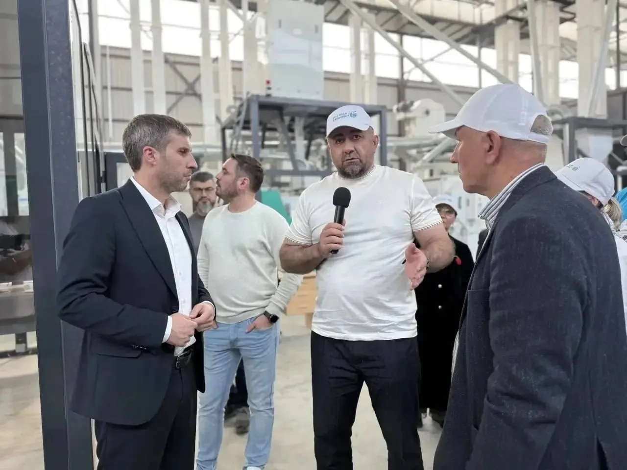 Шамиль Рамазанов и представители ООН открыли рисоперерабатывающий завод в Тарумовском районе Дагестана