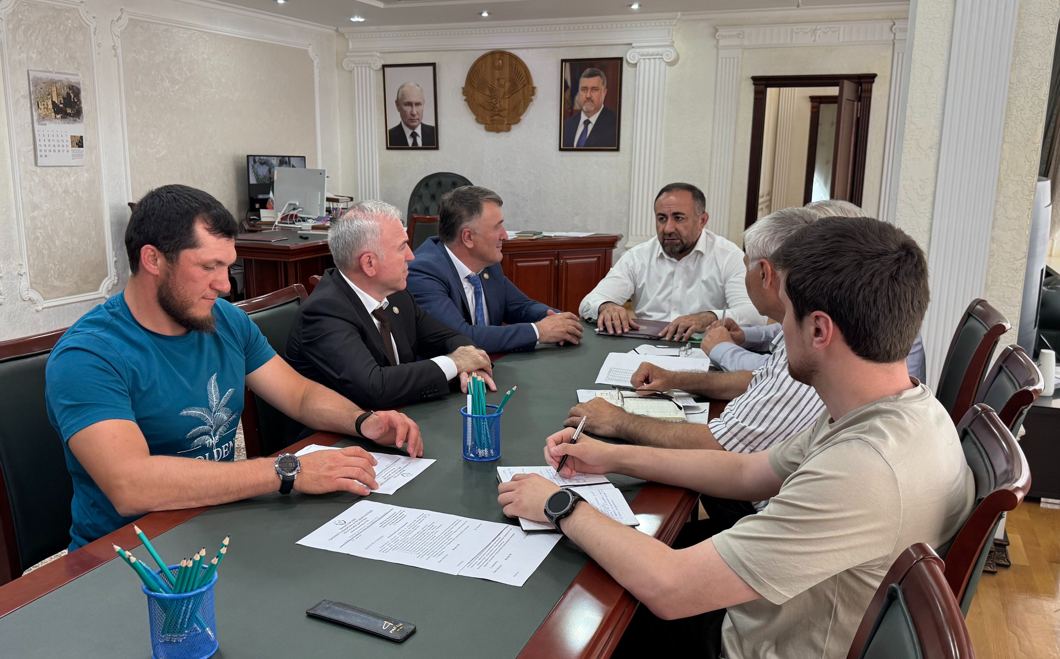 Шамиль Рамазанов провел совещание по вопросу приема гумпомощи для пострадавших от ЧС животноводов Дагестана