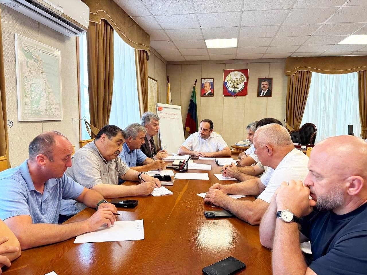 В Каякентском районе обсудили меры господдержки малого агробизнеса и развитие тепличного цветоводства