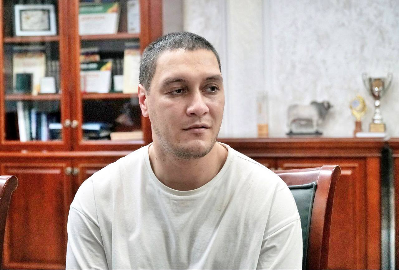 Шамиль Рамазанов встретился с участвующим в спецоперации работником заводской конюшни «Дагестанская»