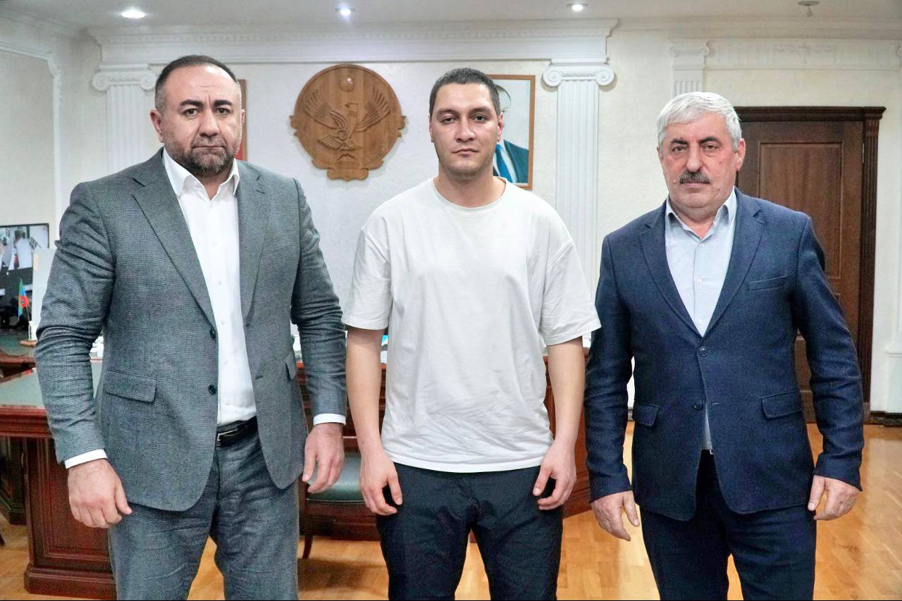 Шамиль Рамазанов встретился с участвующим в спецоперации работником заводской конюшни «Дагестанская»