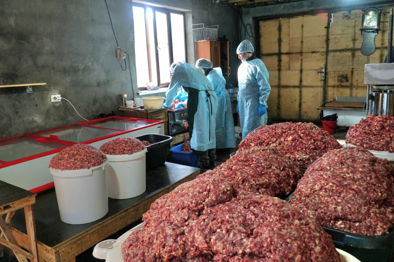 Фермер из Ботлихского района Дагестана поделился рецептом изготовления сушеной колбасы и мяса