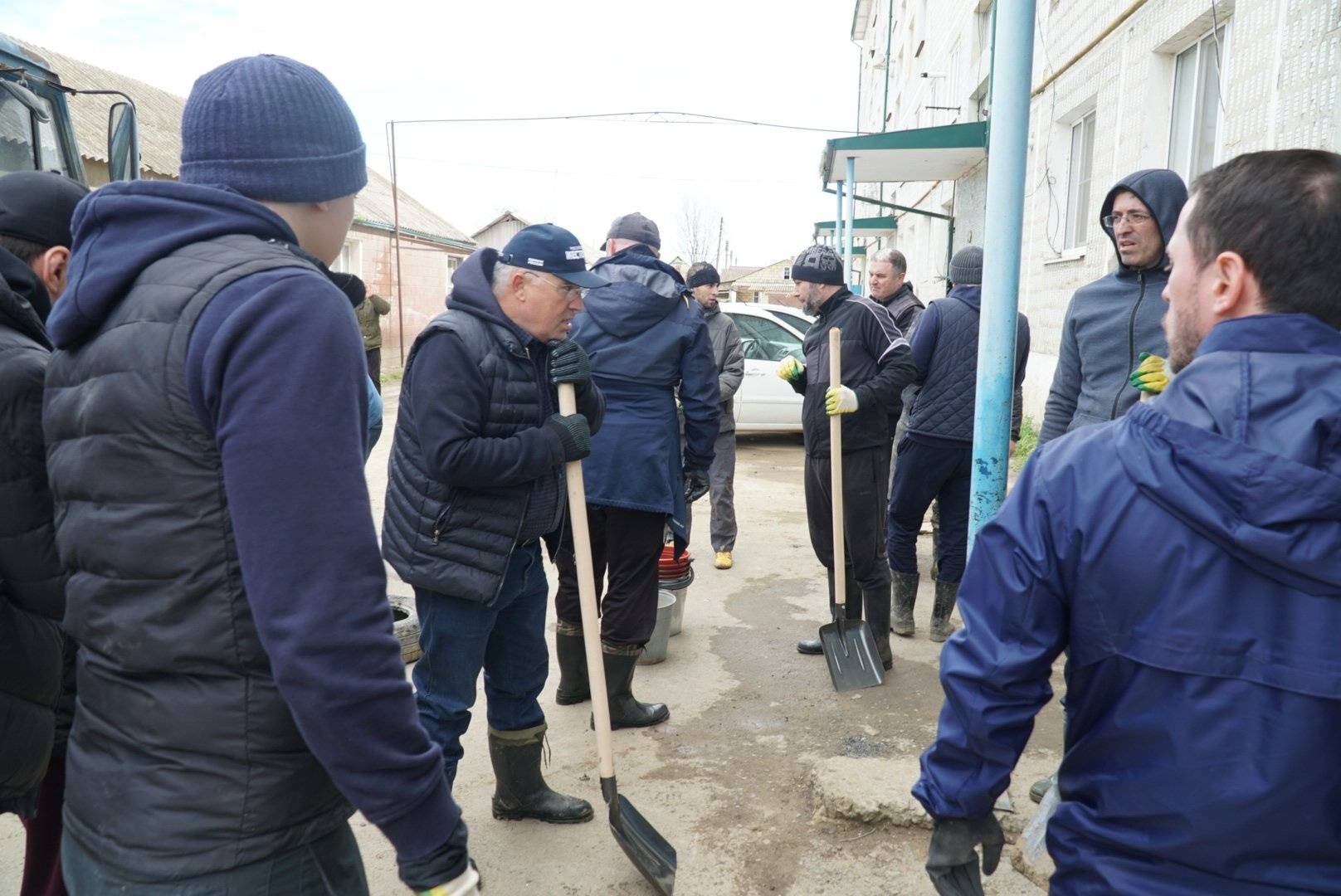 Работники Минсельхозпрода Дагестана организовали субботник в пострадавшей от паводков Мамедкале