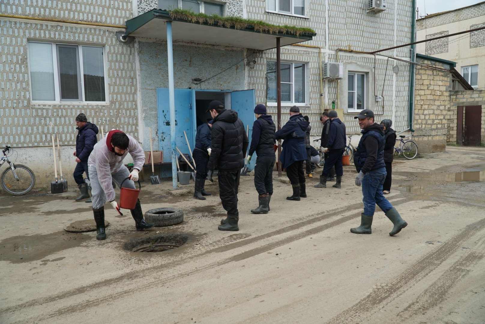 Работники Минсельхозпрода Дагестана организовали субботник в пострадавшей от паводков Мамедкале