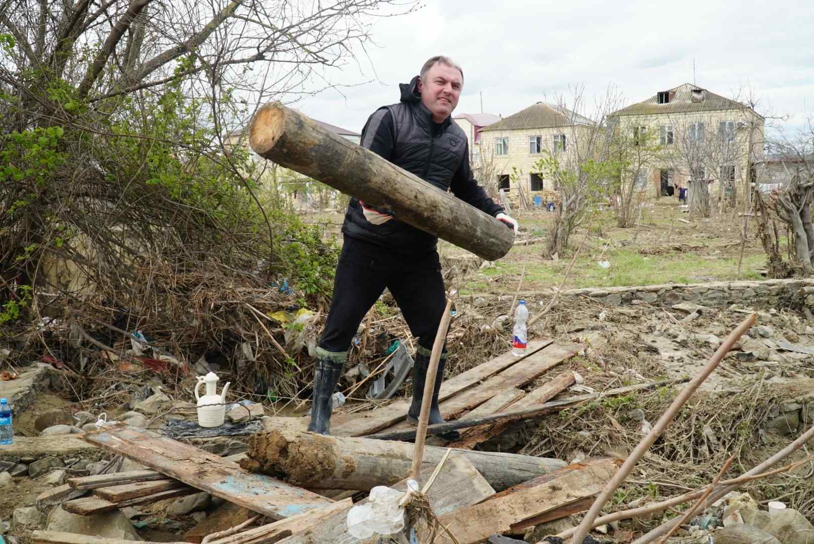 Работники Минсельхозпрода Дагестана организовали субботник в пострадавшей от паводков Мамедкале