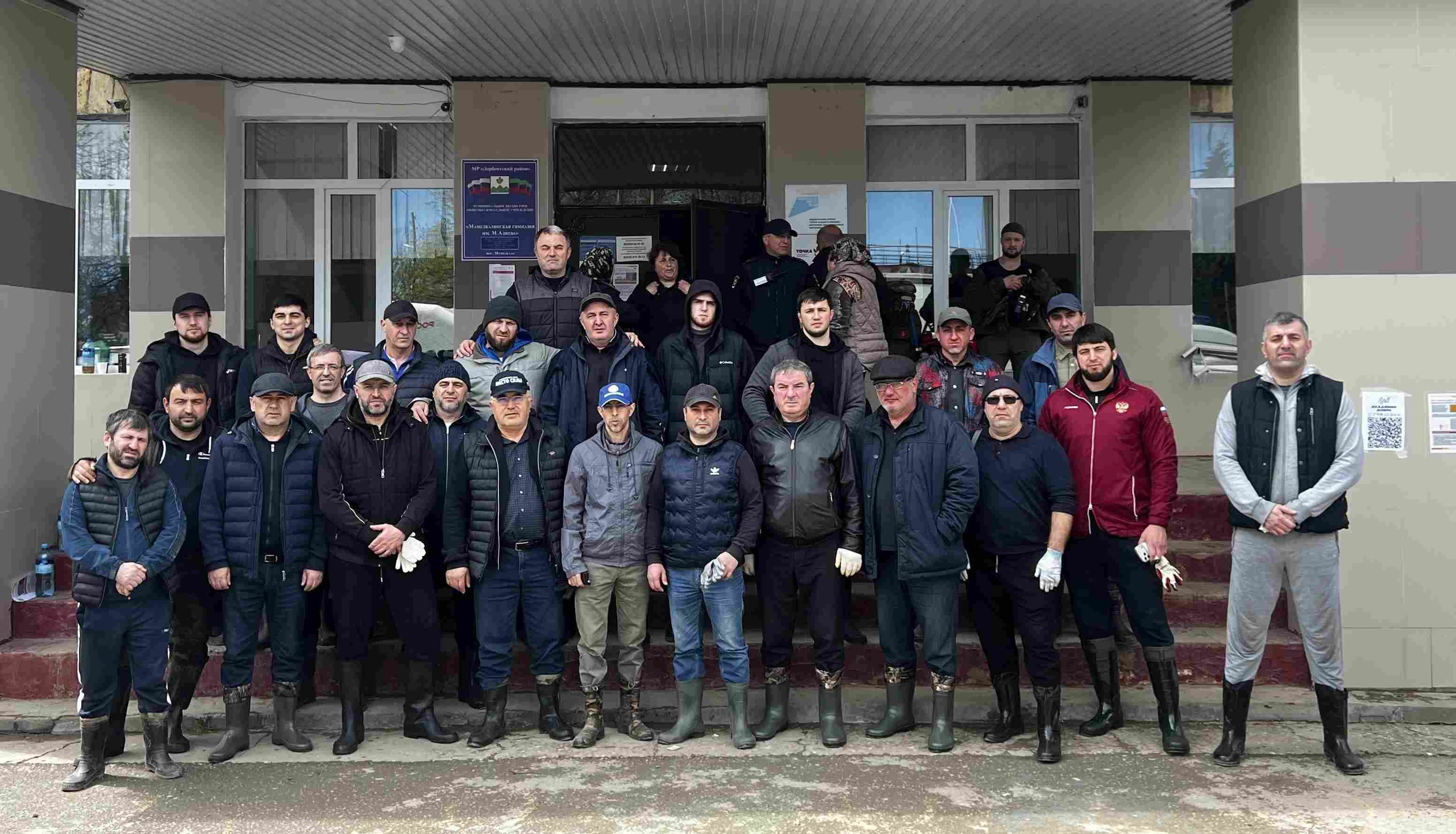 Работники Минсельхозпрода Дагестана организовали субботник в пострадавшей от паводков Мамедкале